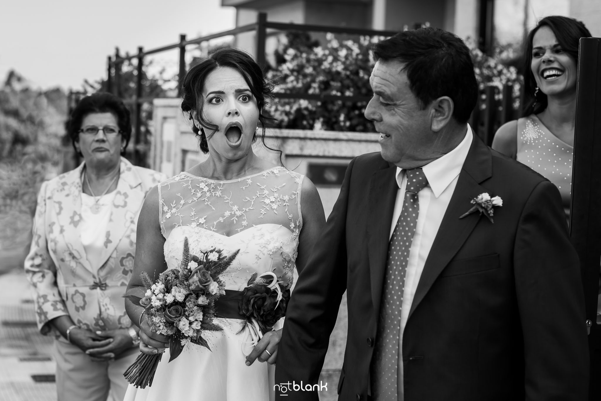 notblank-boda-Fotógrafo de boda-Tui-Novia-Miradas-Emoción-Padrino-Padre de la novia-Hermana