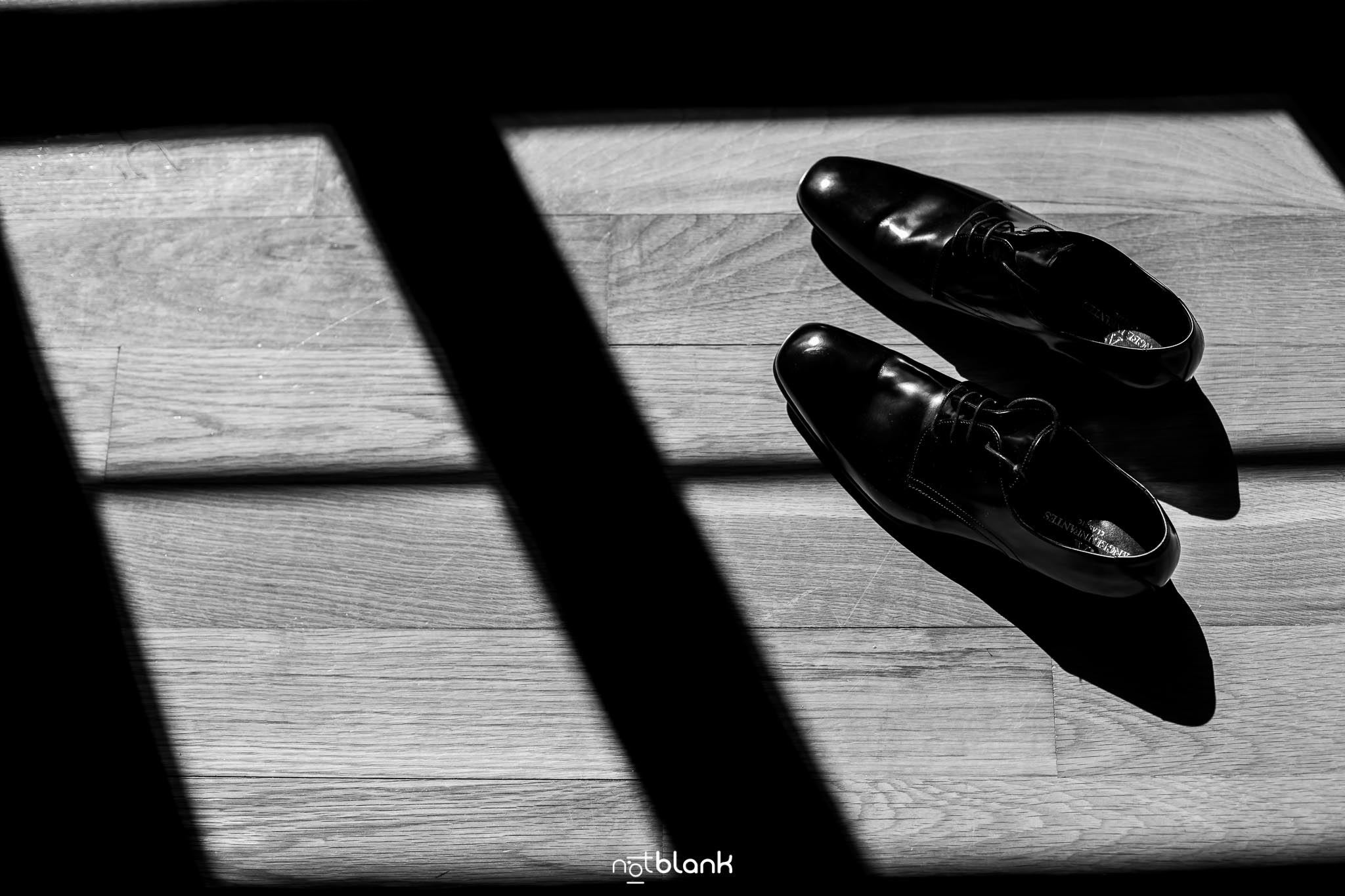 Boda-Mondariz-Balneario-Detalles-Zapatos-Novio-Fotógrafo de boda-Luz-Sombra