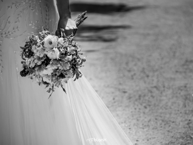 notblank-boda-Fotógrafo de boda-Pazo de Cea-Nigrán-Manos-Novia-Ramo-Vestido-Flores