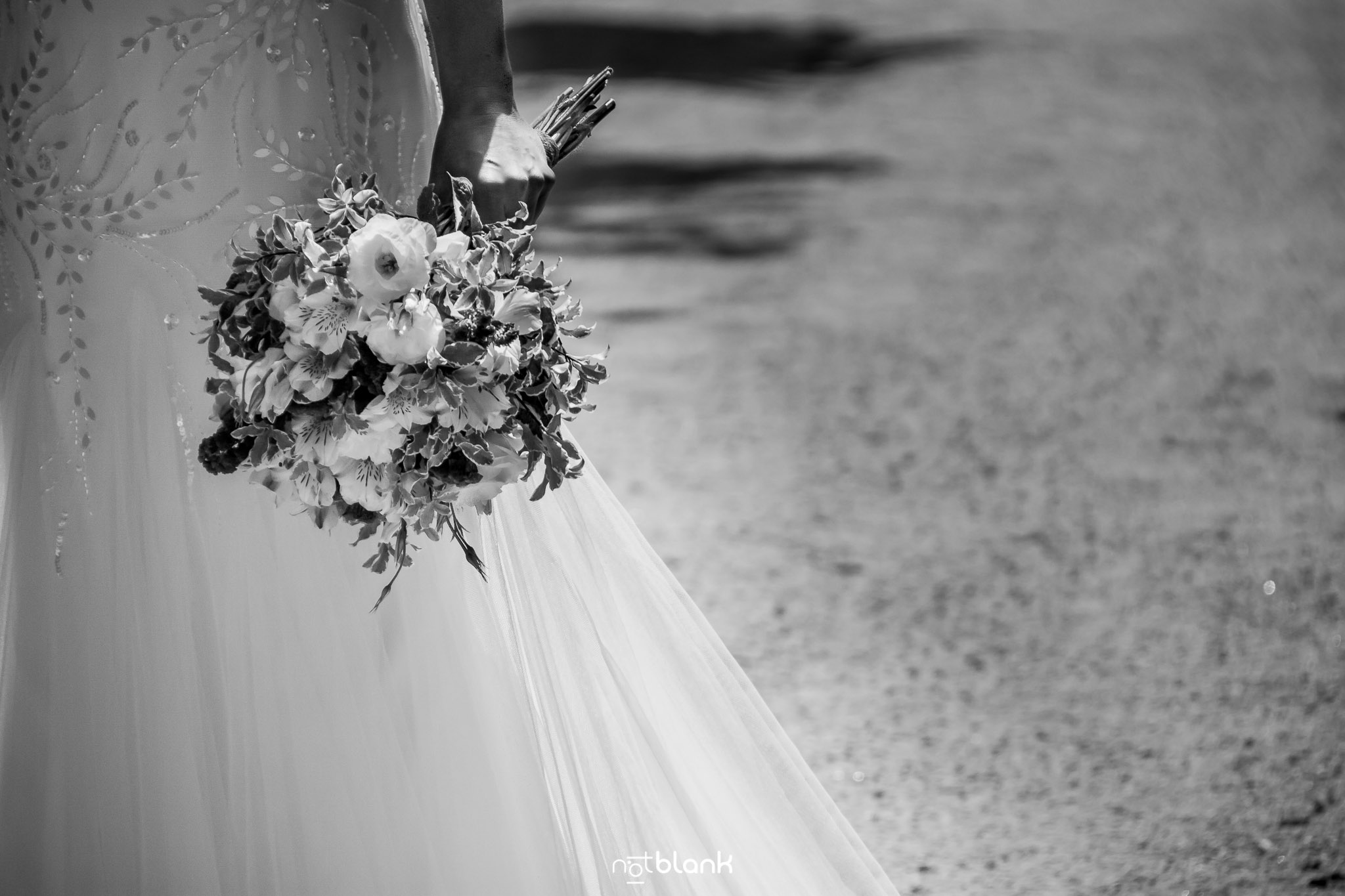 notblank-boda-Fotógrafo de boda-Pazo de Cea-Nigrán-Manos-Novia-Ramo-Vestido-Flores