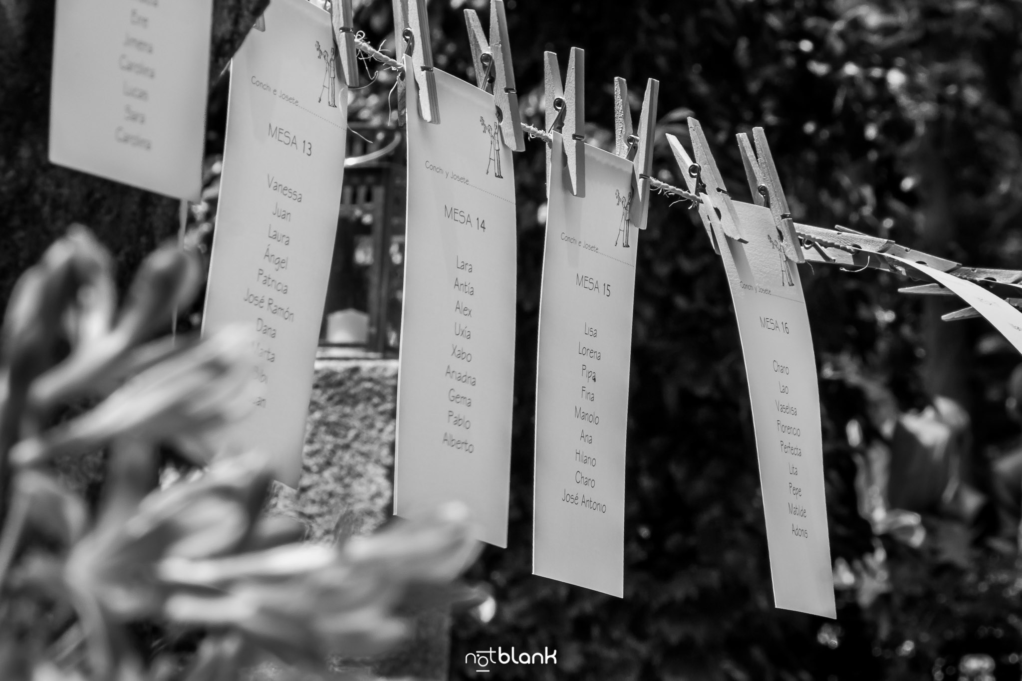 notblank-boda-Fotógrafo de boda-Pazo de Cea-Nigrán-Fiesta-Detalles-Planificación de mesa-Pinzas de madera