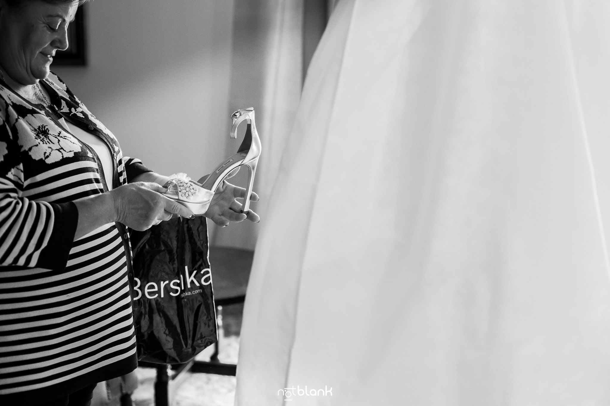 notblank-boda-Fotógrafos-de-boda-Parador Baiona-Bayona-Novia-Preparativos-Madre de la novia-Zapatos