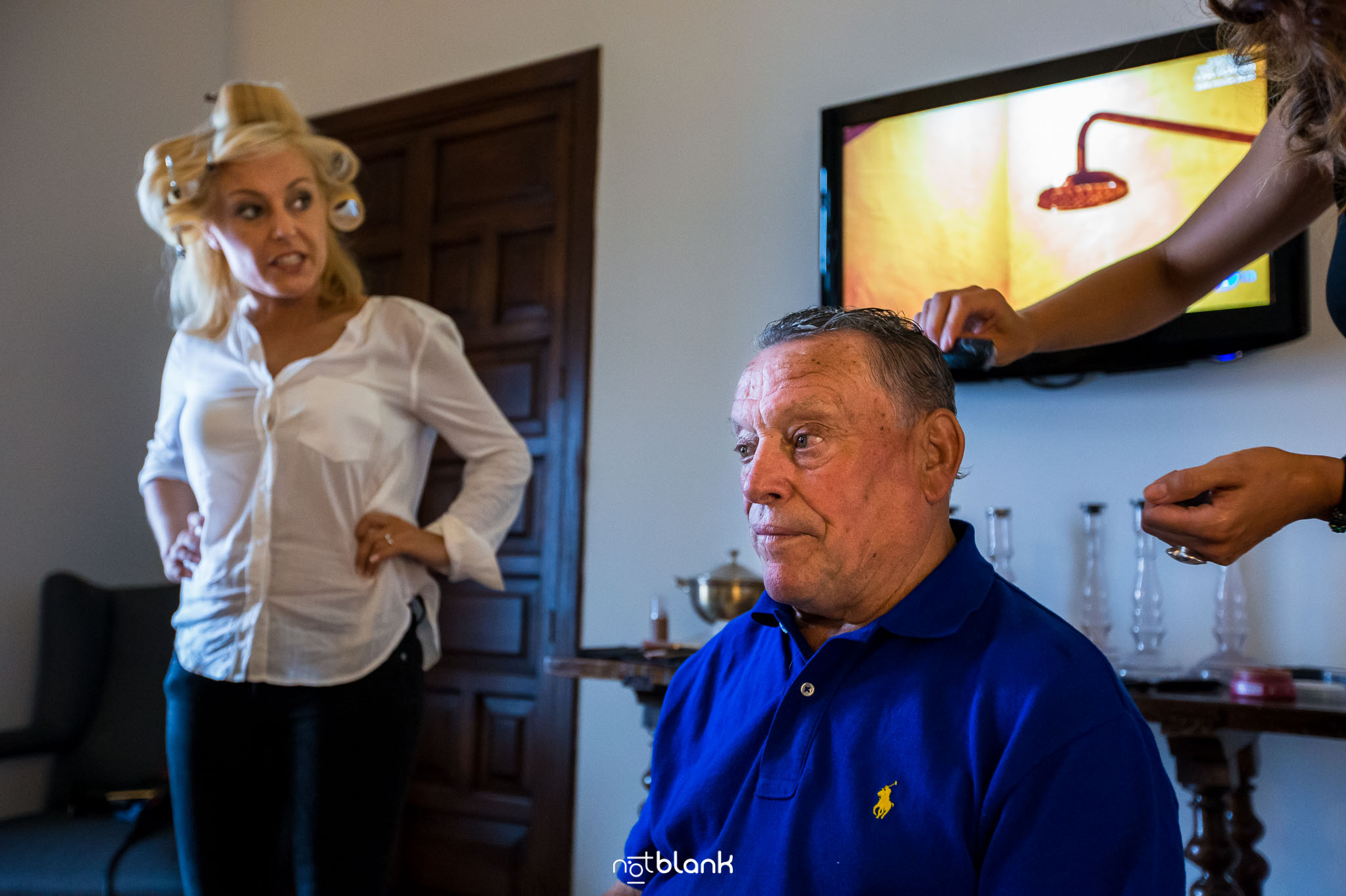 Boda Parador Baiona-Bayona-Fotógrafo de boda-Novia-Padre-Padrino-Preparativos-Peluquera-Televisión-Ducha