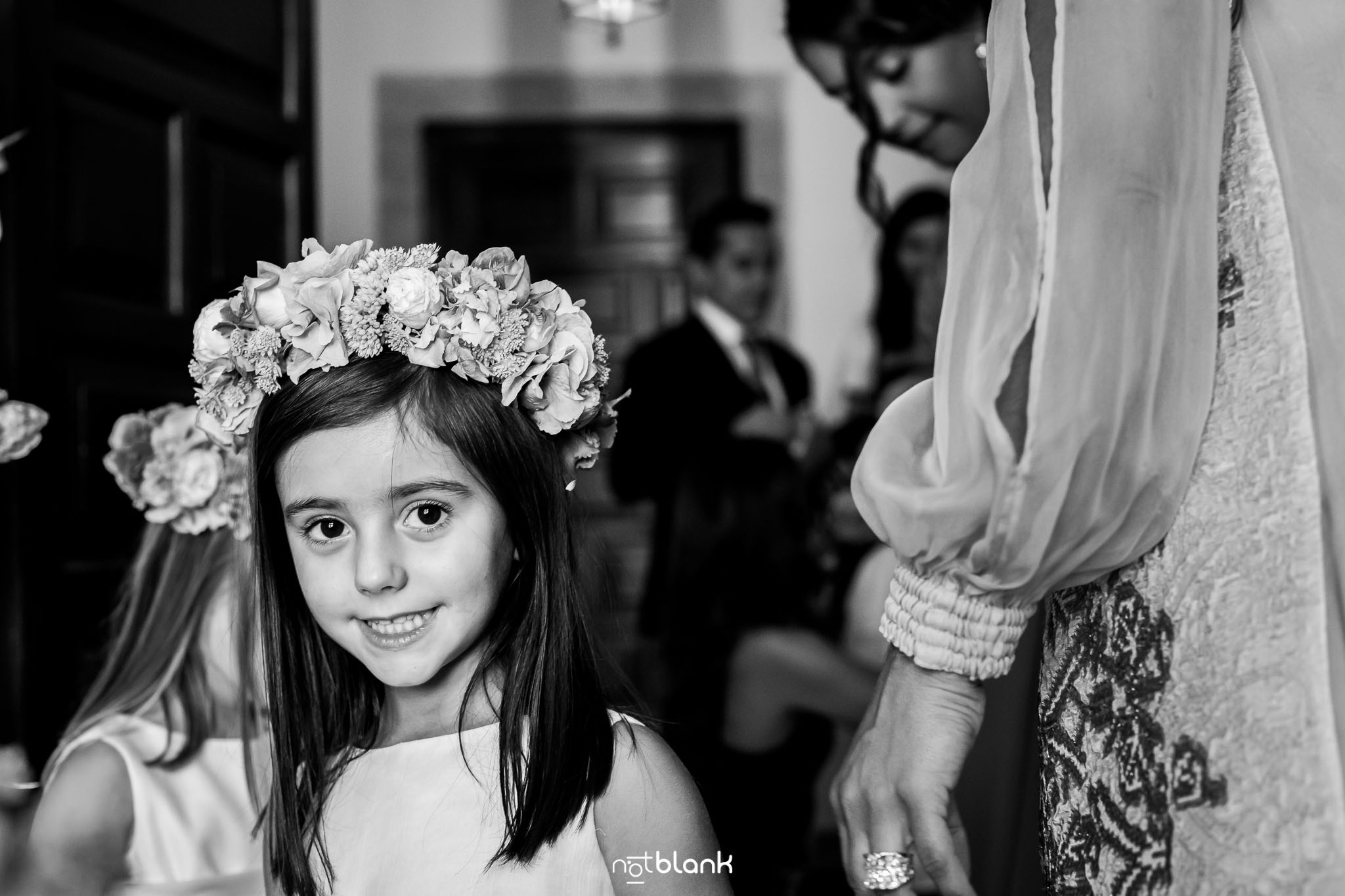 Boda Parador Baiona-Bayona-Fotógrafo de boda-Niña-Flores-Corona-Retrato-Mirada