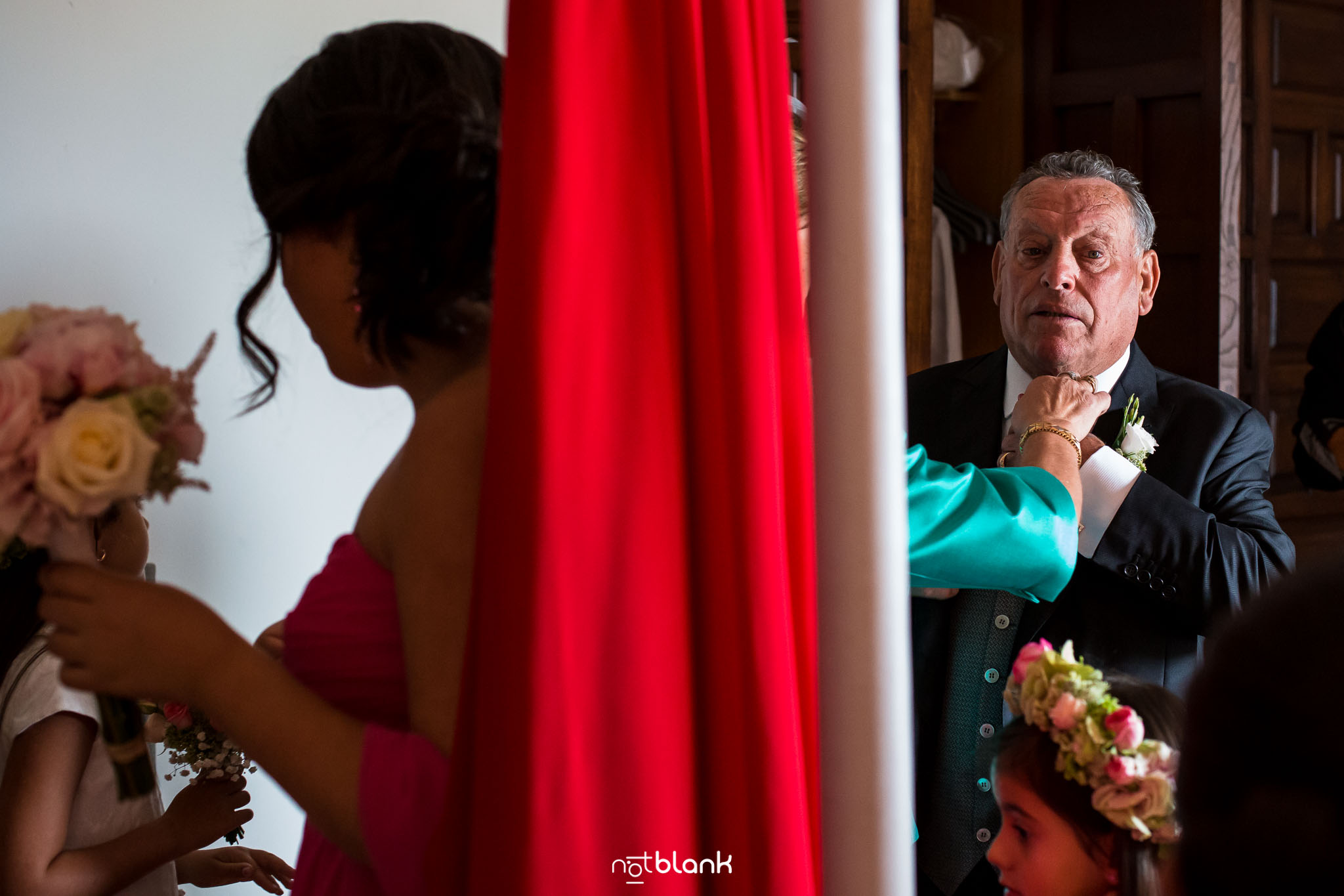 Boda Parador Baiona-Bayona-Fotógrafo de boda-Novia-Preparativos-Padre-Padrino-Niña-Flores