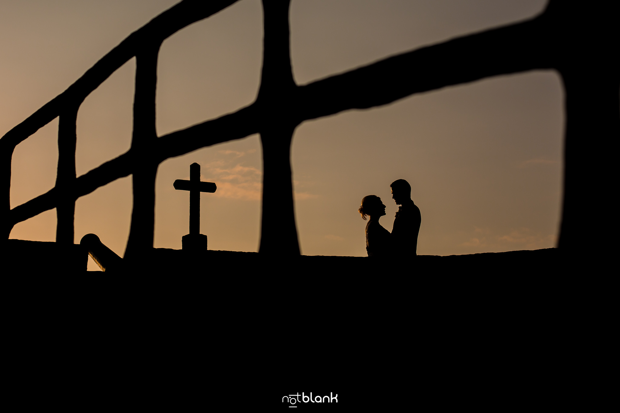 notblank-boda-Fotógrafos-de-boda-Parador Baiona-Bayona-Silueta-Atardecer-Pareja-Novios-Sesión Fotográfica