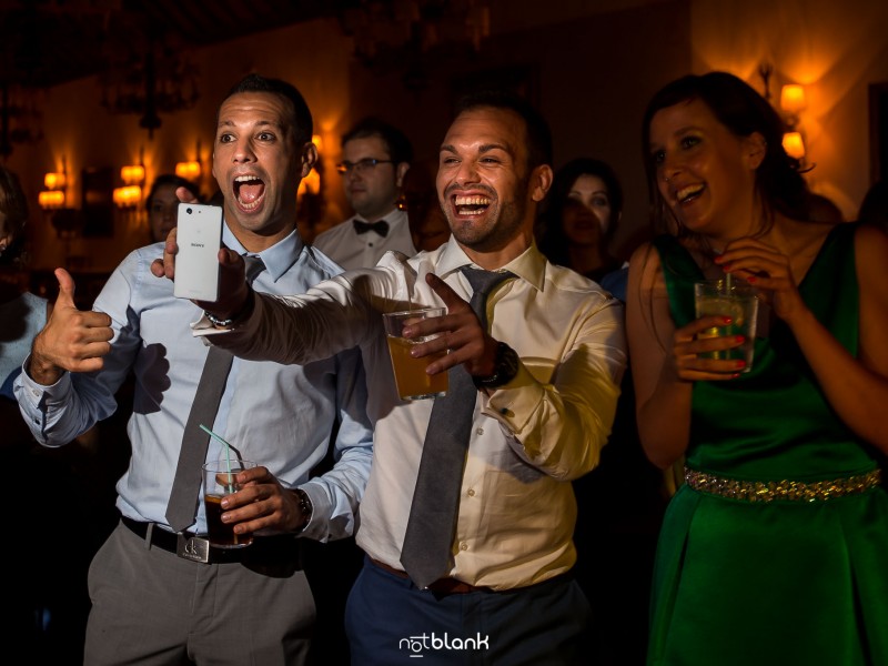 notblank-boda-Fotógrafos-de-boda-Parador Baiona-Bayona-Invitados-Sonrisa-Emoción-Copas-Fiesta-Baile-Teléfono móvil-Cámara