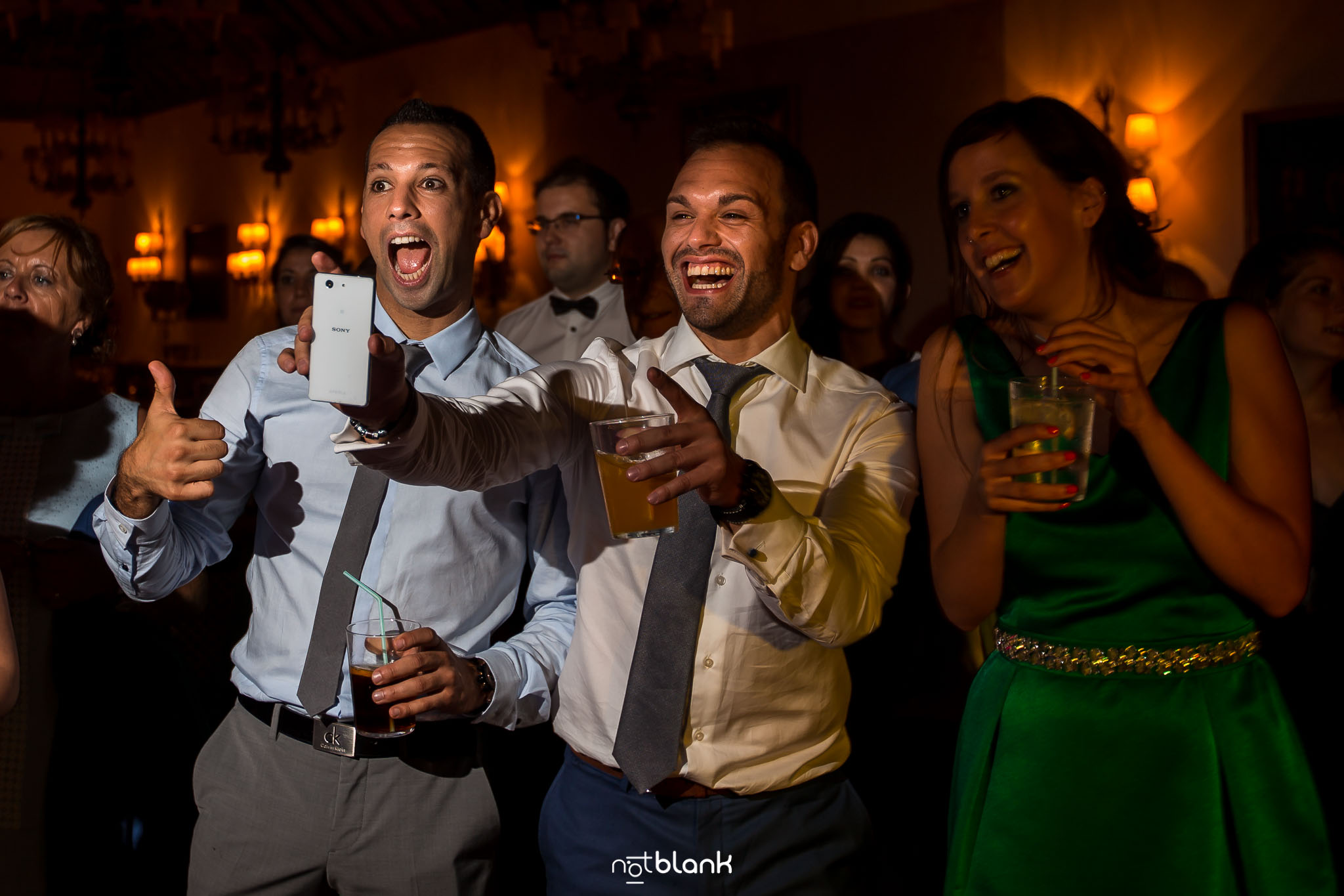 notblank-boda-Fotógrafos-de-boda-Parador Baiona-Bayona-Invitados-Sonrisa-Emoción-Copas-Fiesta-Baile-Teléfono móvil-Cámara