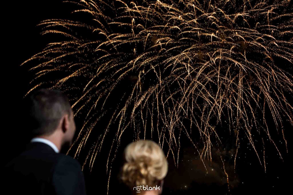 Boda en el Parador de Baiona realizado por Notblank fotografos de boda - Fuegos artificiales durante la celebracion