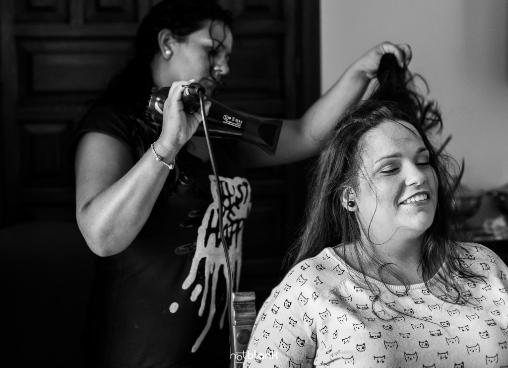 Boda en el Parador de Baiona realizado por Notblank fotografos de boda - La peluquera peina a una amiga de la novia
