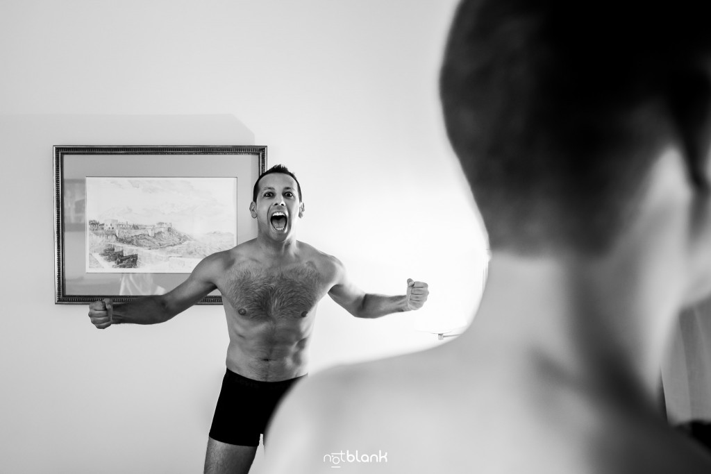 Boda en el Parador de Baiona realizado por Notblank fotografos de boda - Retrato del primo del novio pasándoselo bien