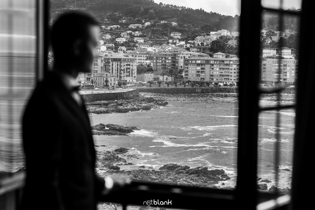 Boda en el Parador de Baiona realizado por Notblank fotografos de boda - Retrato del novio con Bayona al fondo