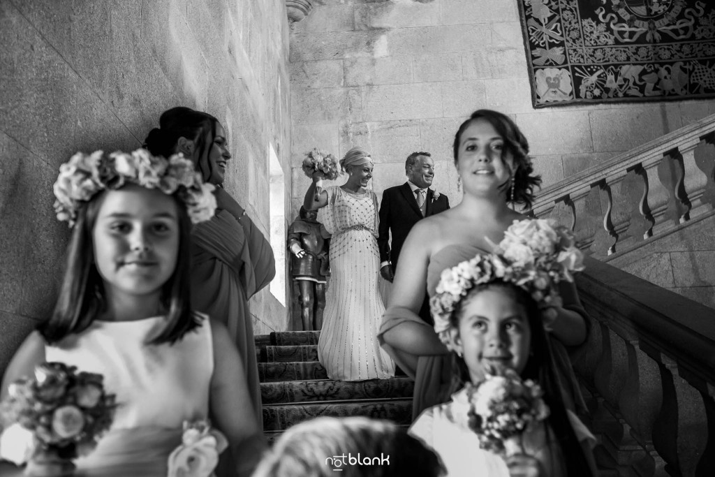 Boda en el Parador de Baiona realizado por Notblank fotografos de boda - La novia baja la escalinata del parador de baiona