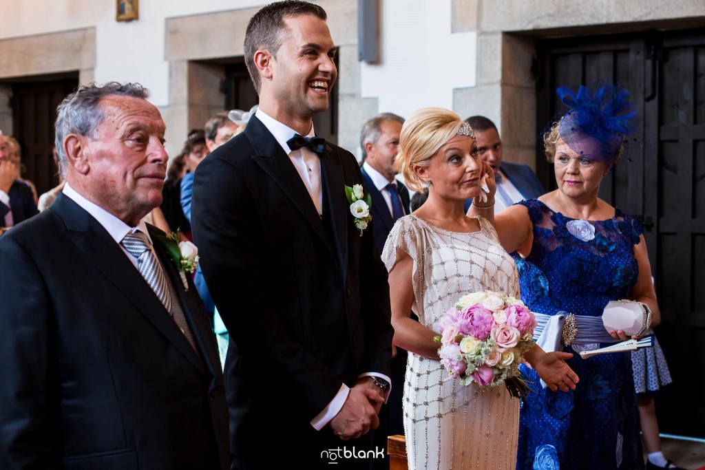 Boda en el Parador de Baiona realizado por Notblank fotografos de boda - Retrato de los novios durante la ceremonia