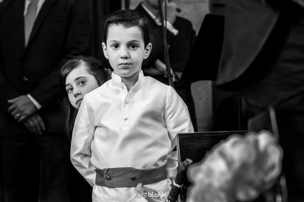 Boda en el Parador de Baiona realizado por Notblank fotografos de boda - Retrato de un niño durante la ceremonia