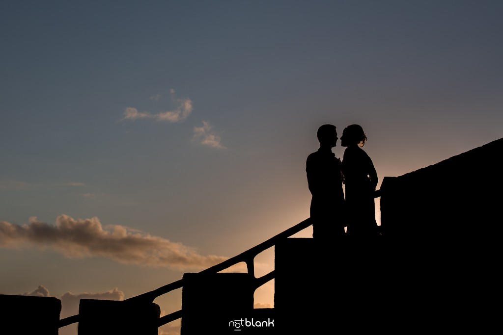 Boda en el Parador de Baiona realizado por Notblank fotografos de boda - Retrato de los novios con la puesta de sol