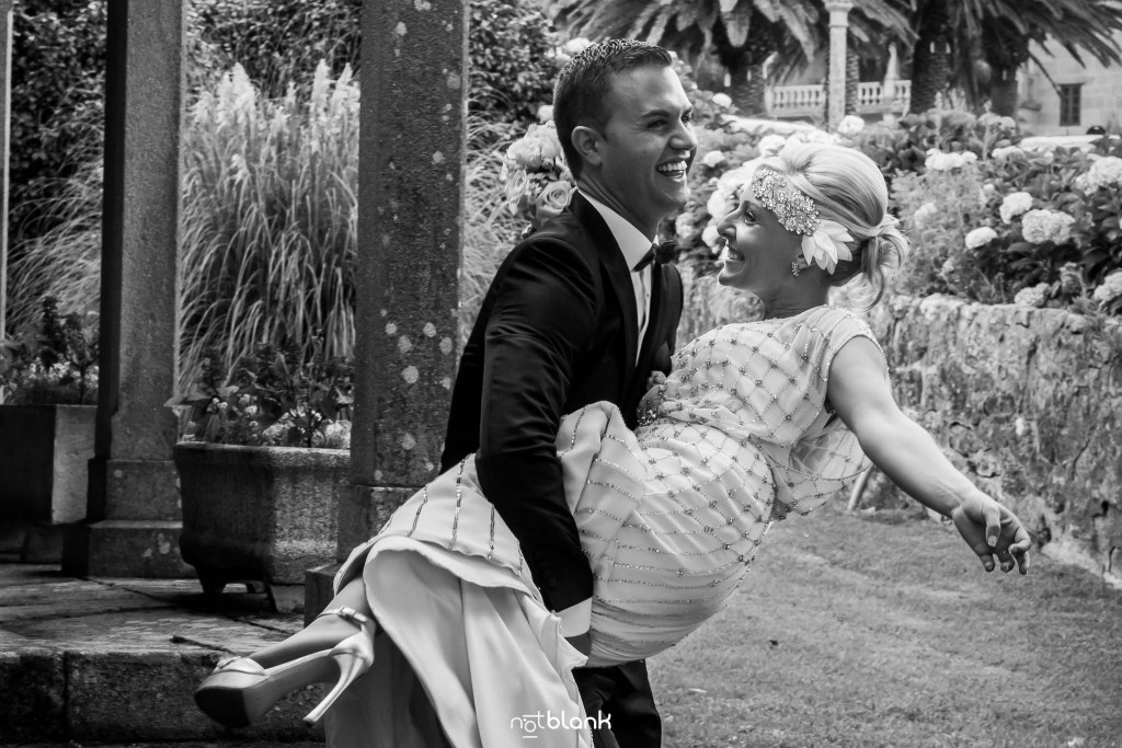 Boda en el Parador de Baiona realizado por Notblank fotografos de boda - Retrato de los novios a la salida de la ceremonia