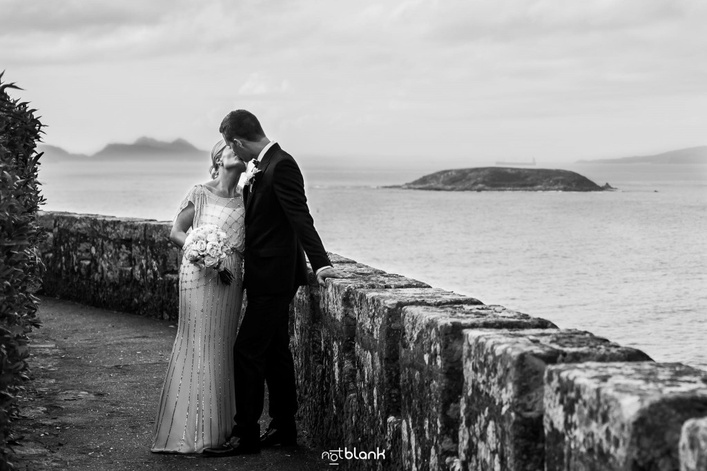 Boda en el Parador de Baiona realizado por Notblank fotografos de boda - Retrato de los novios con las Islas Cíes al fondo