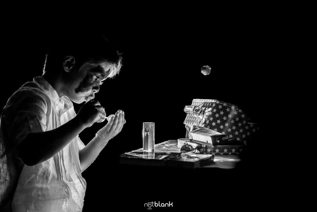 Boda en el Parador de Baiona realizado por Notblank fotografos de boda - Un niño juega con pompas de jabon