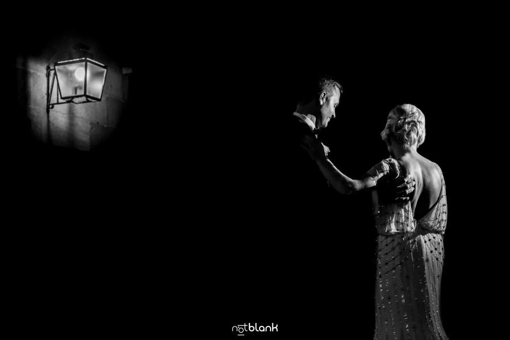 Boda en el Parador de Baiona realizado por Notblank fotografos de boda - Baile de los novios en la terraza del parador de baiona