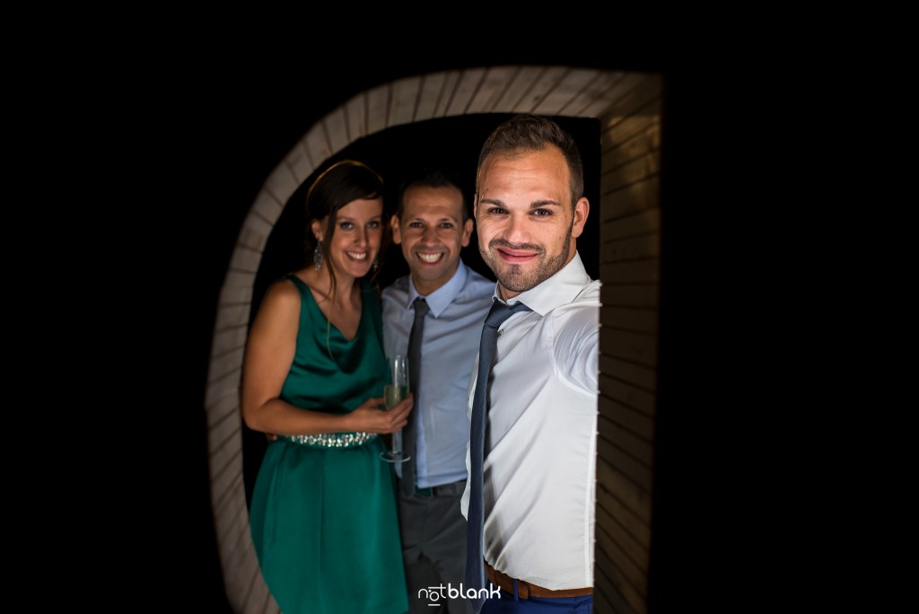 Boda en el Parador de Baiona realizado por Notblank fotografos de boda - Retrato del hermano del novio y unos amigos