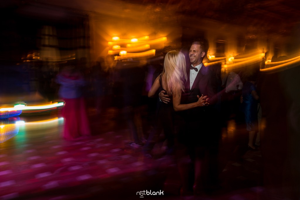 Boda en el Parador de Baiona realizado por Notblank fotografos de boda - El novio baila durante la fiesta