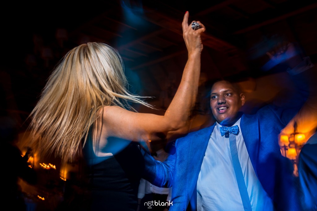 Boda en el Parador de Baiona realizado por Notblank fotografos de boda - El hermano de la novia baila durante la fiesta