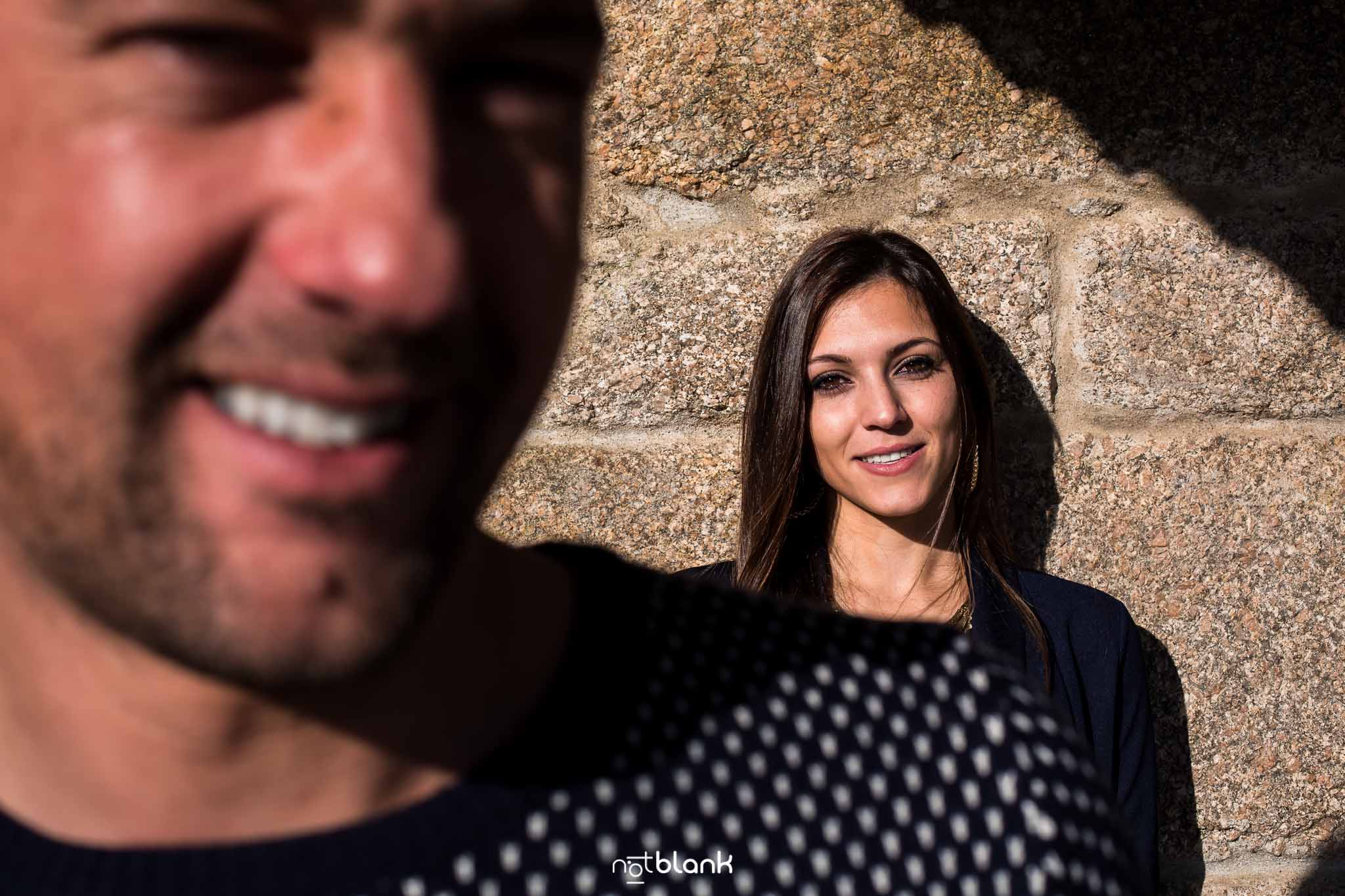 Preboda-Noe-Sito-A-Picoña-Notblank-Fotografos-De-Boda-Piedra-Retrato-Sombra-Luz-Sonrisa