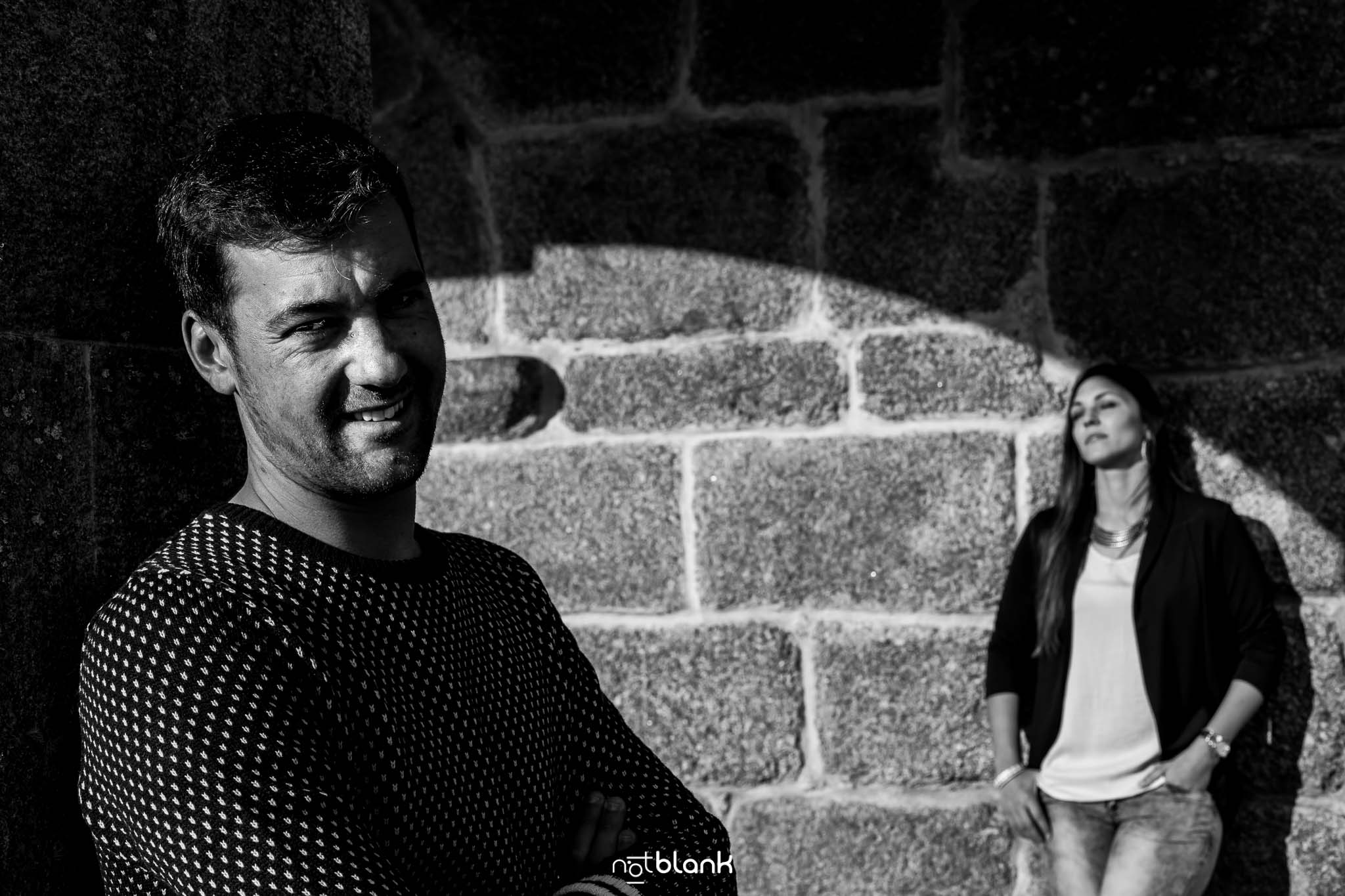 Preboda-Noe-Sito-A-Picoña-Notblank-Fotografos-De-Boda-Piedra-Retrato-Sombra-Luz-Sonrisa