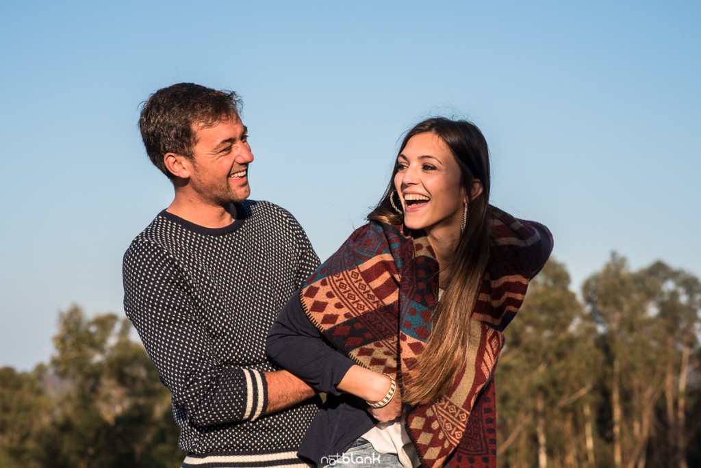 Sesión preboda en picoña. Retrato de la pareja de novios abrazados y sonriendo. Reportaje realizado por los fotógrafos de boda en Vigo Notblank.