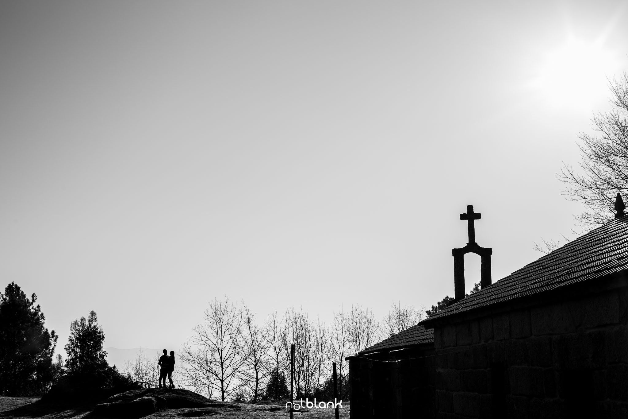 Preboda-Noe-Sito-A-Picoña-Notblank-Fotografos-De-Boda-Sombra-Luz-Piedra-Iglesia-Cruz