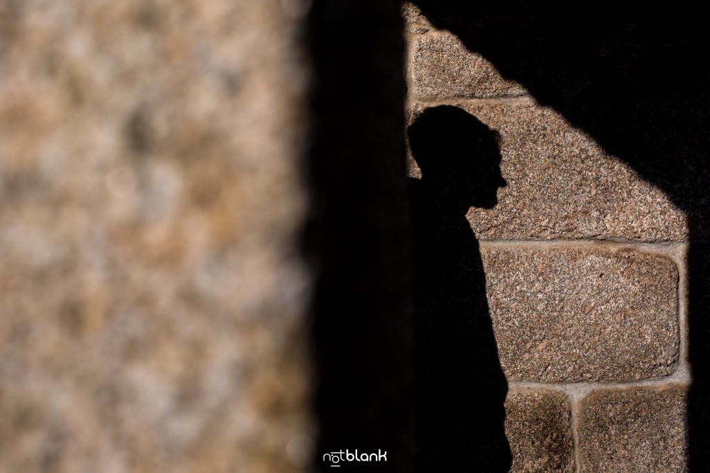 Sesión preboda en picoña. Silueta del novio proyectada sobre una pared de piedra. Reportaje realizado por los fotógrafos de boda en Vigo Notblank.