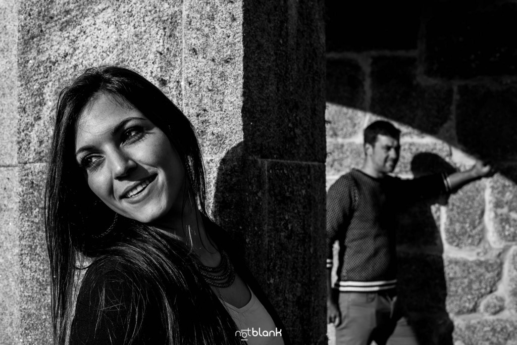 Sesión preboda en picoña. Retrato de la novia y el novio al fondo. Reportaje realizado por los fotógrafos de boda en Vigo Notblank.