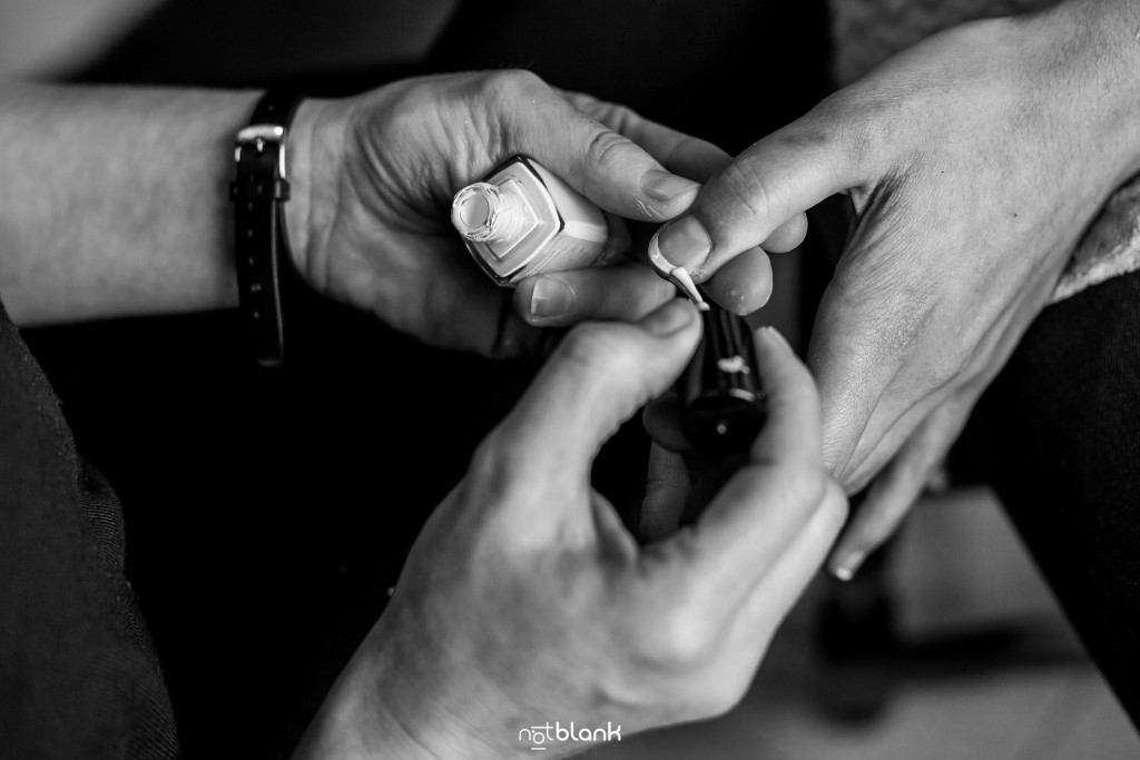 Boda en Salceda de Caselas. A la novia le están haciendo la manicura. Reportaje realizado por Notblank fotógrafos de boda en Galicia.