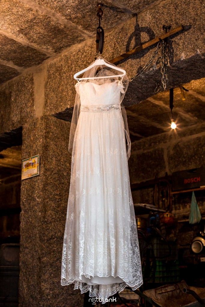 Boda en Salceda de Caselas. Vestido de la novia colgado en la bodega de la casa de sus padres. Reportaje realizado por Notblank fotógrafos de boda en Galicia.