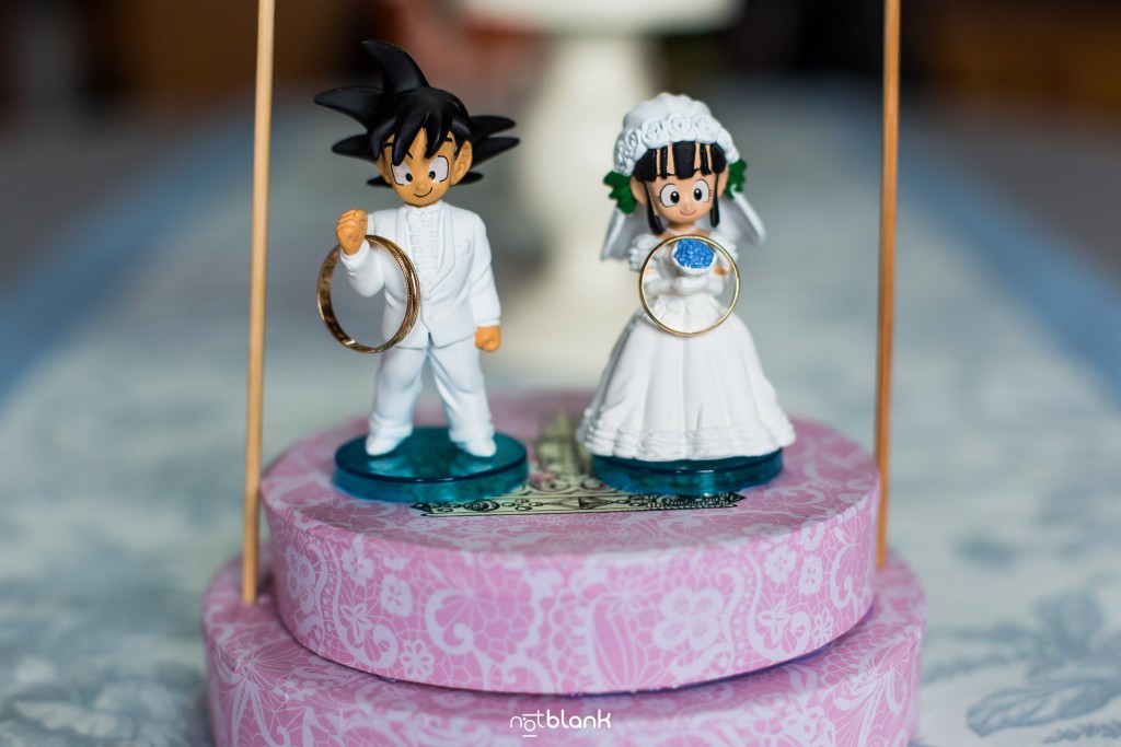 Boda en Salceda de Caselas. Detalle de unas figuras de Songoku y Chichi con los anillos de los novios. Reportaje realizado por Notblank fotógrafos de boda en Galicia.