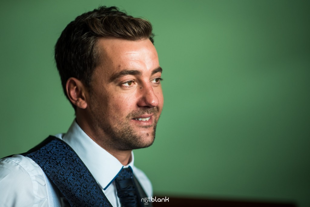 Boda en Salceda de Caselas. Retrato del novio durante los preparativos. Reportaje realizado por Notblank fotógrafos de boda en Galicia.