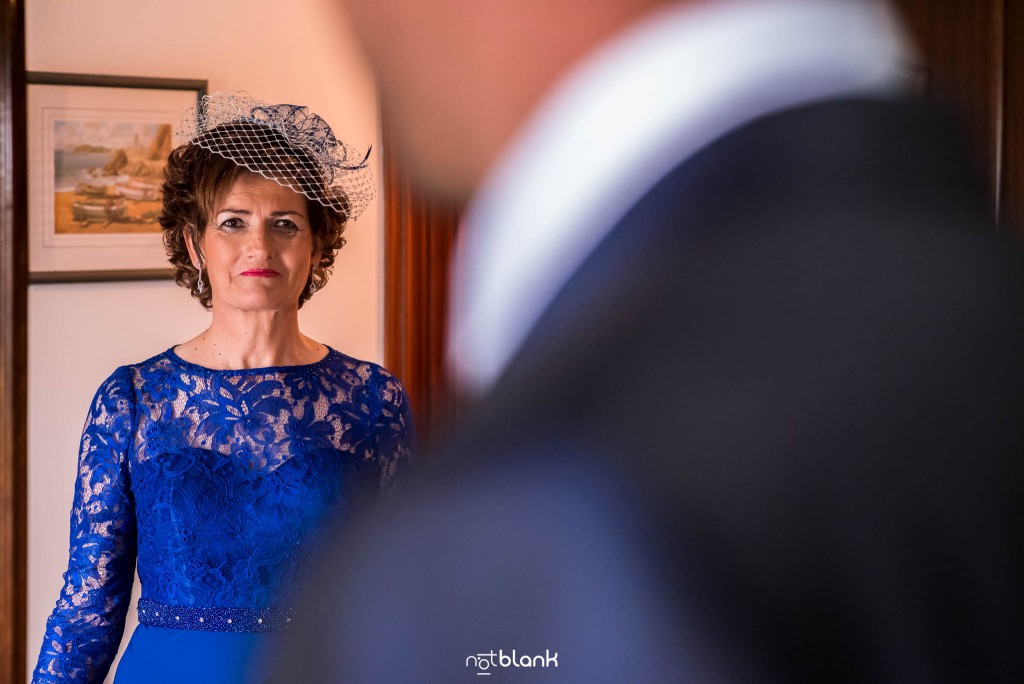 Boda en Salceda de Caselas. La primera mirada de la madre del novio al ver a su hijo vestido con el traje de la boda. Reportaje realizado por Notblank fotógrafos de boda en Galicia.