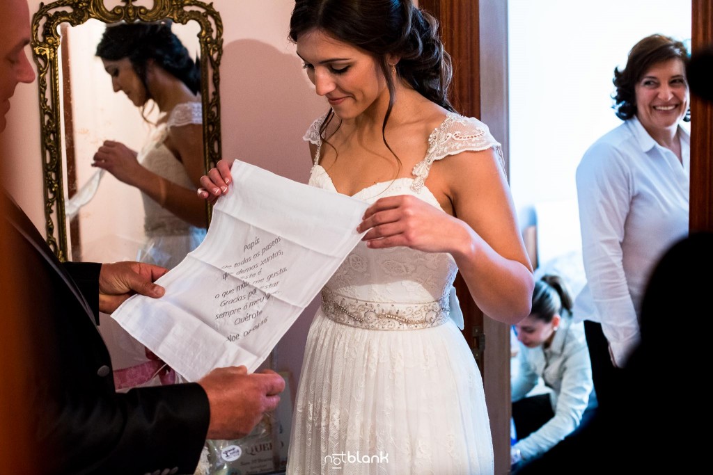 Boda en Salceda de Caselas. La novia le regala a su padre un pañuelo con una dedicatoria. Reportaje realizado por Notblank fotógrafos de boda en Galicia.