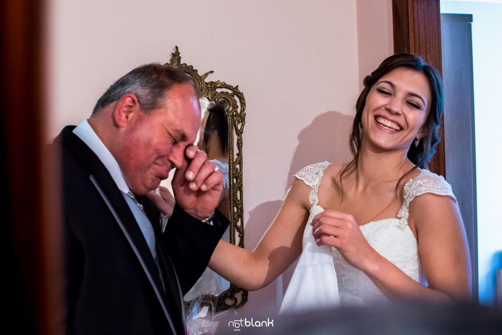 Boda en Salceda de Caselas. La novia le regala a su padre un pañuelo con una dedicatoria y éste hace que se emociona a lo cual la novia se ríe. Reportaje realizado por Notblank fotógrafos de boda en Galicia.