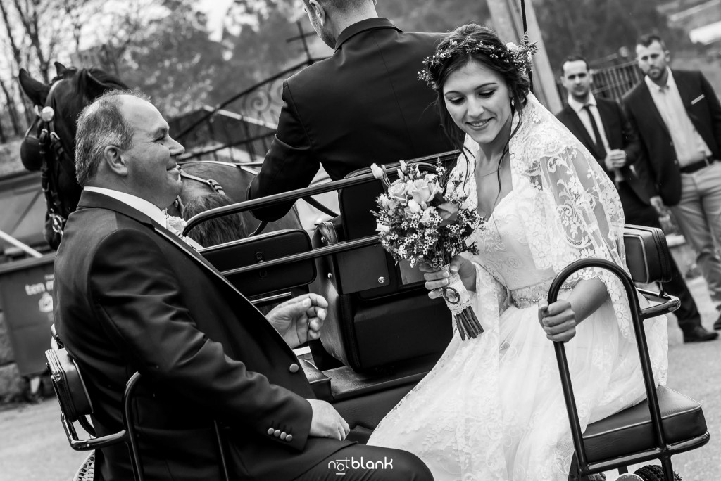 Boda en Salceda de Caselas. La novia llega a la iglesia en carruaje tirado por caballo junto a su padre. Reportaje realizado por Notblank fotógrafos de boda en Galicia.