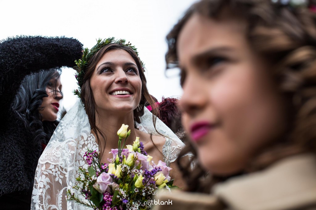 Boda en Salceda de Caselas. La novia llega a la iglesia. Reportaje realizado por Notblank fotógrafos de boda en Galicia.