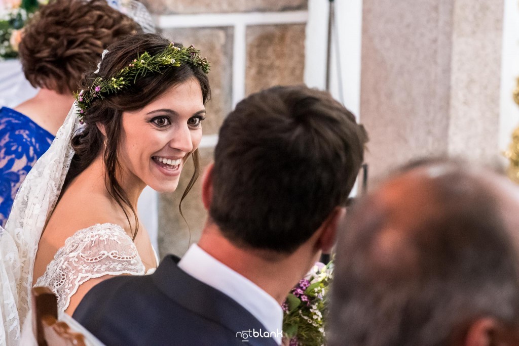 Boda en Salceda de Caselas. La novia sonríe al novio en la iglesia. Reportaje realizado por Notblank fotógrafos de boda en Galicia.