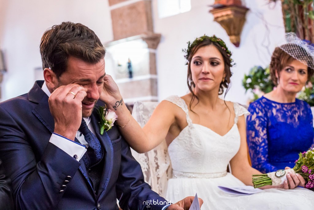 Boda en Salceda de Caselas. La novia le seca las lágrimas al novio durante la ceremonia en la iglesia. Reportaje realizado por Notblank fotógrafos de boda en Galicia.