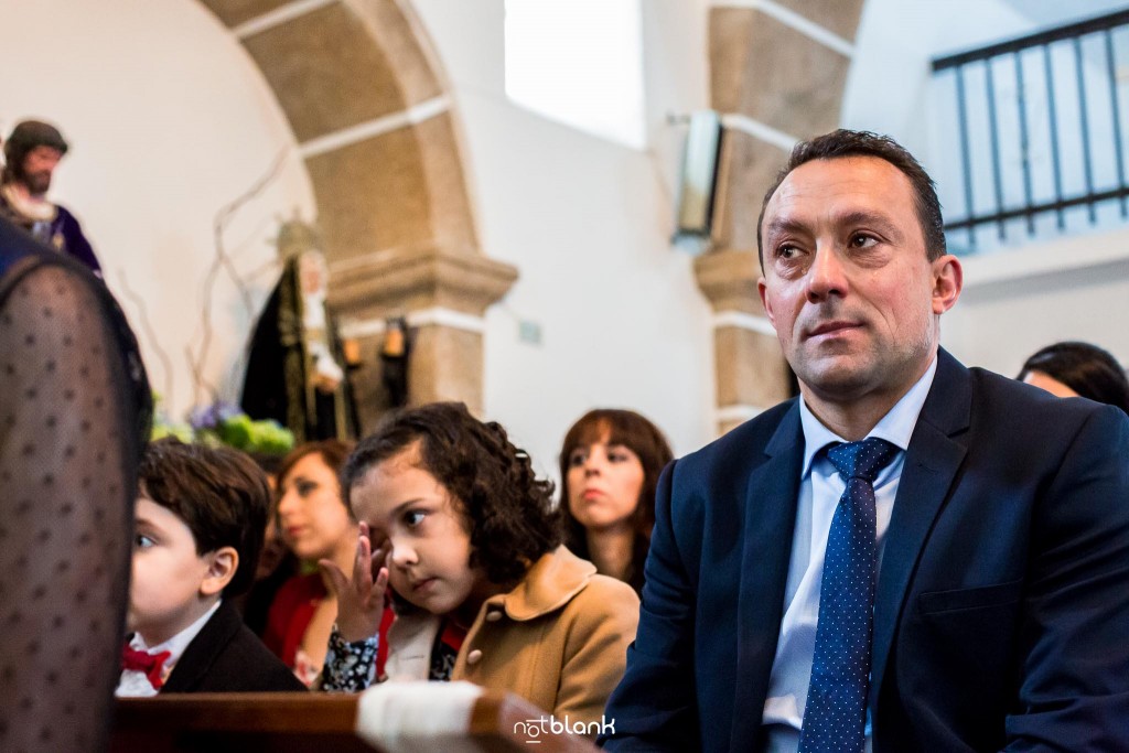 Boda en Salceda de Caselas. Un invitado se emociona y llora durante la ceremonia en la iglesia. Reportaje realizado por Notblank fotógrafos de boda en Galicia.