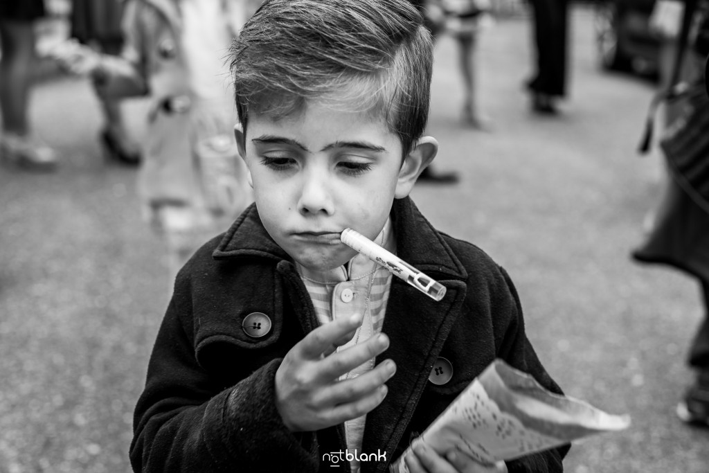 Boda en Salceda de Caselas. Un niño juega con un matasuegras a la salida de la ceremonia. Reportaje realizado por Notblank fotógrafos de boda en Galicia.