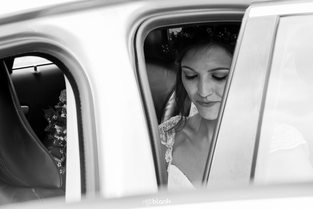 Boda en Salceda de Caselas. Retrato robado de la novia tras sentarse en el coche. Reportaje realizado por Notblank fotógrafos de boda en Galicia.