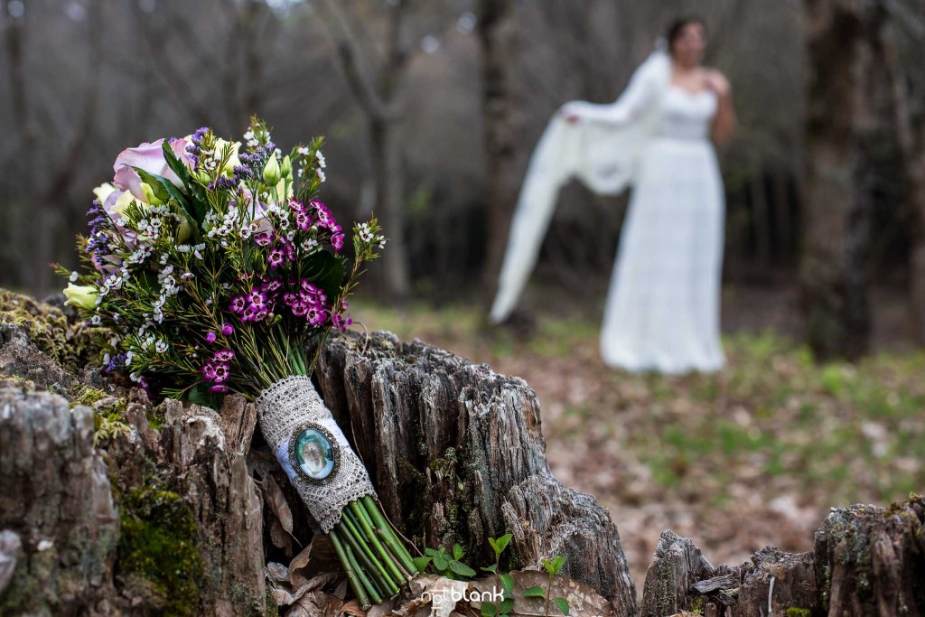 Boda en Salceda de Caselas. Detalle del ramo de la novia con un broche con la foto de la abuela ausente. Reportaje realizado por Notblank fotógrafos de boda en Galicia.