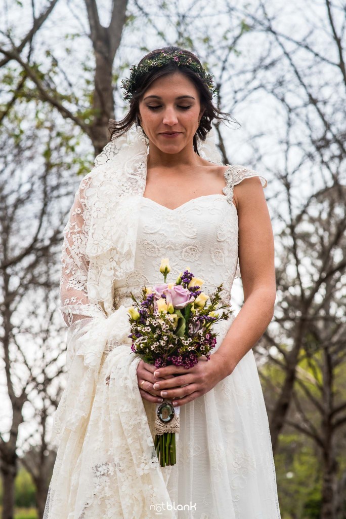 Boda en Salceda de Caselas. Retrato de la novia con su ramo en un bosque. Reportaje realizado por Notblank fotógrafos de boda en Galicia.