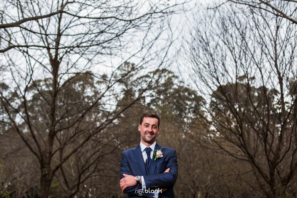 Boda en Salceda de Caselas. Retrato del novio en un bosque. Reportaje realizado por Notblank fotógrafos de boda en Galicia.